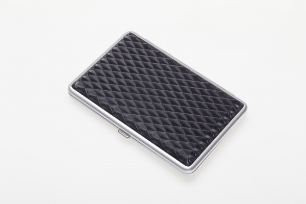Портсигар S.Quire, нержавеющая сталь, искуственная кожа, чёрный цвет, 7,4х11,5х1,8 см (340023-82) Портсигар S.Quire, нержавеющая сталь, искуственная кожа, чёрный цвет, 7,4х11,5х1,8 см (340023-82)